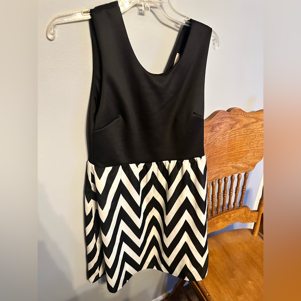 41 Hawthorn Black and White Chevron Midi Dress